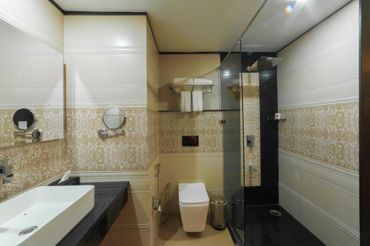 Costa Riviera Hotel Varanasi Exterior foto